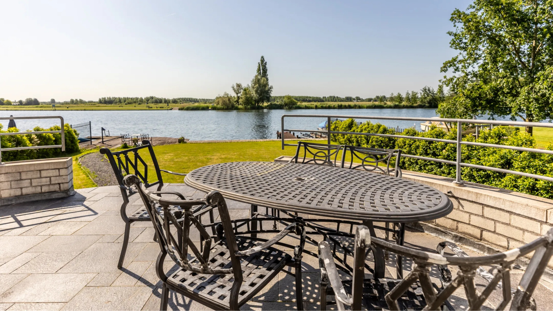 Dit is de nieuwe villa aan de Waal van YouTube ster Gio Latooy in Ridderkerk. Zie foto’s 10