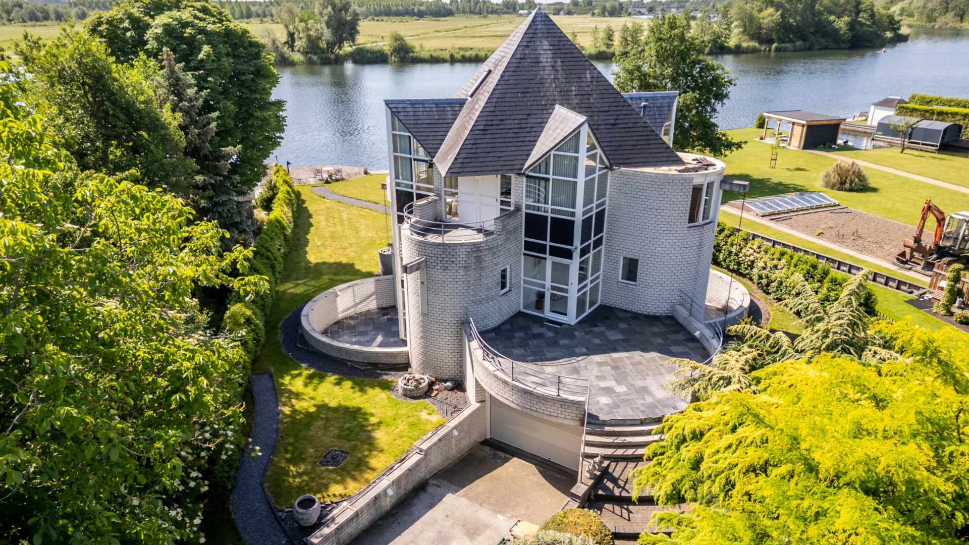 Dit is de nieuwe villa aan de Waal van YouTube ster Gio Latooy in Ridderkerk. Zie foto’s 11
