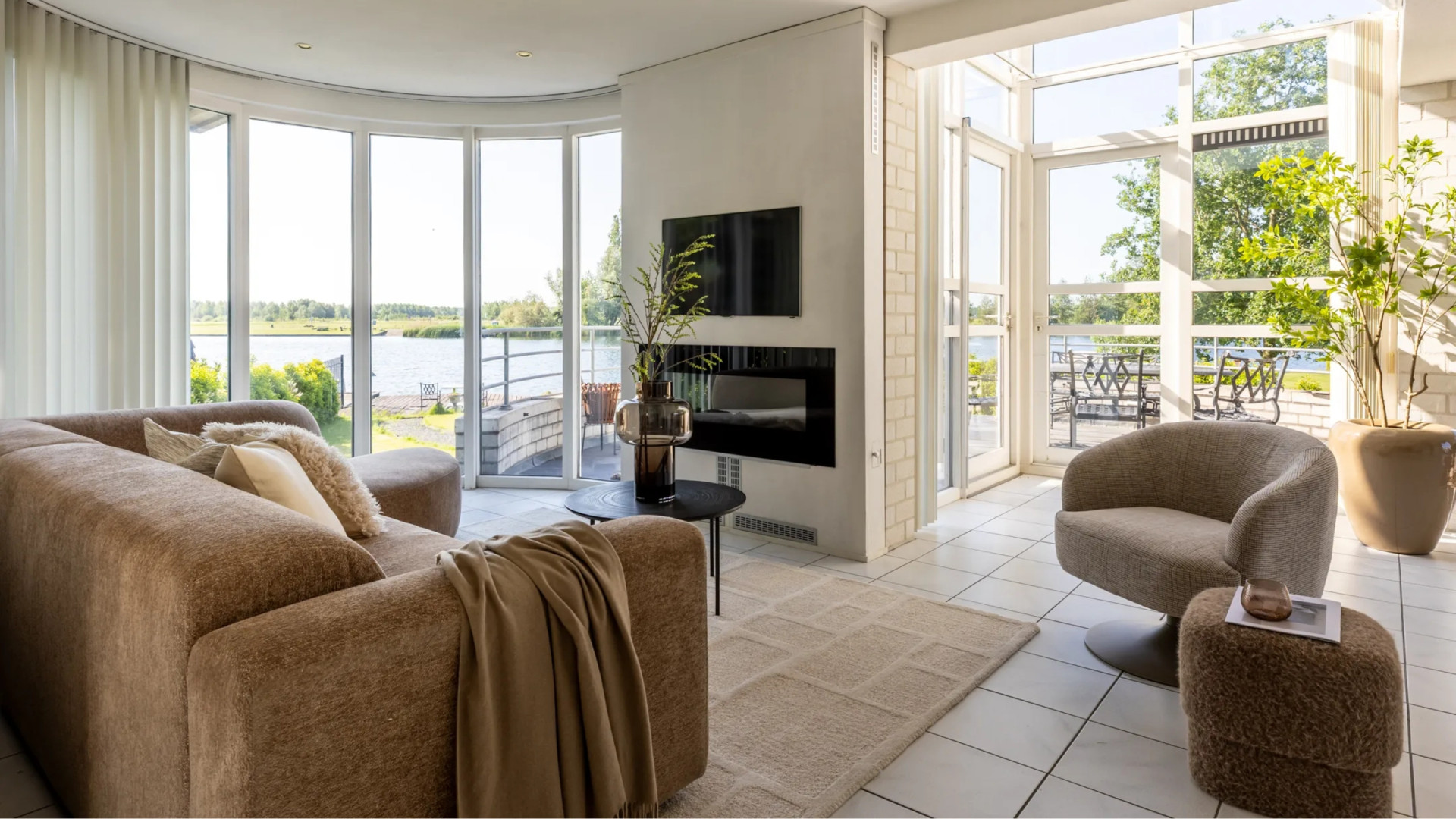 Dit is de nieuwe villa aan de Waal van YouTube ster Gio Latooy in Ridderkerk. Zie foto’s 2