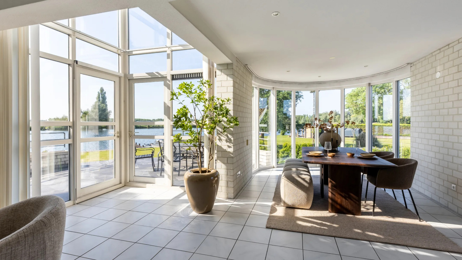 Dit is de nieuwe villa aan de Waal van YouTube ster Gio Latooy in Ridderkerk. Zie foto’s 4