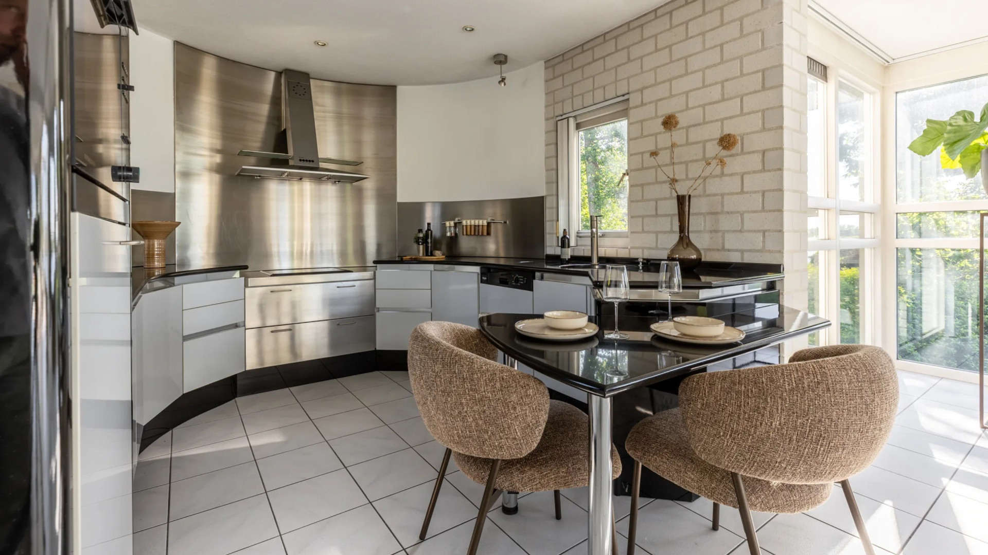 Dit is de nieuwe villa aan de Waal van YouTube ster Gio Latooy in Ridderkerk. Zie foto’s 5