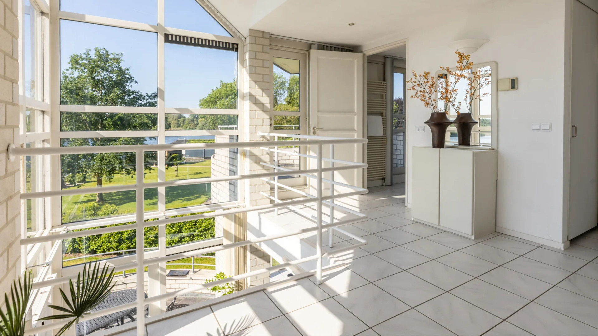 Dit is de nieuwe villa aan de Waal van YouTube ster Gio Latooy in Ridderkerk. Zie foto’s 6