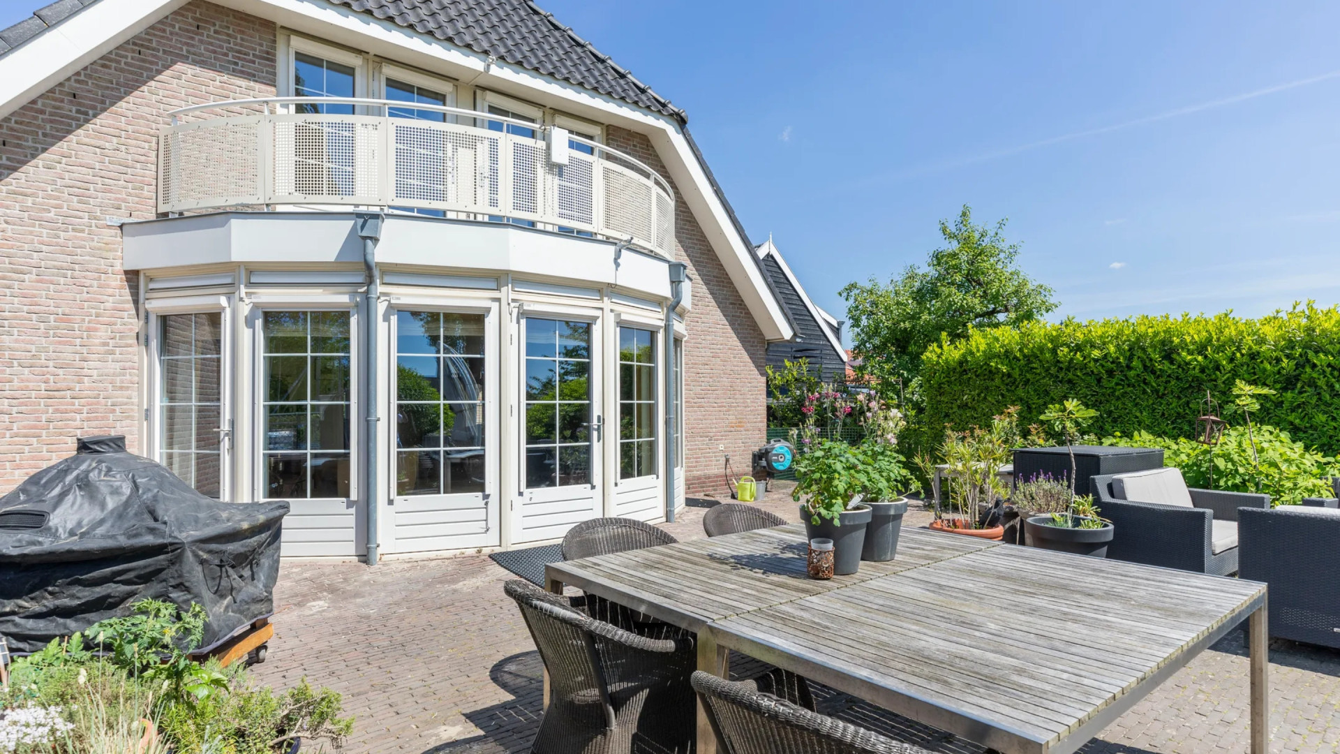 Dit is de net gekochte nieuwe villa van YouTube-ster Gio Latooy. Zie foto’s 5