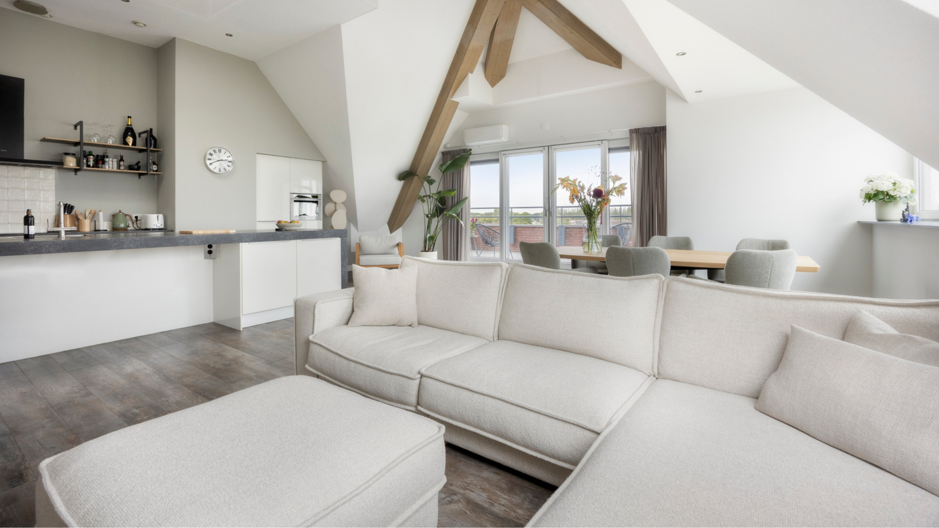 Topwielrenner Olav Kooij zet zijn prachtige penthouse te koop. Zie foto's 2