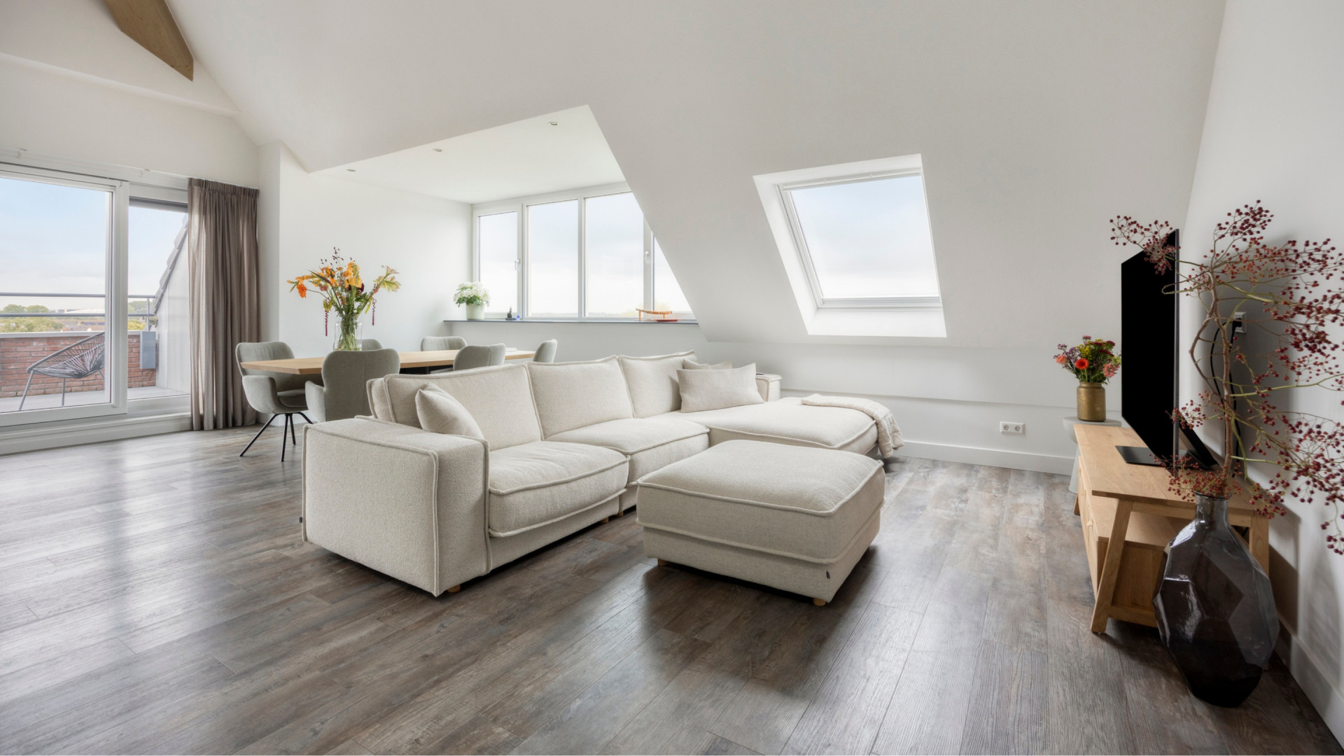Topwielrenner Olav Kooij zet zijn prachtige penthouse te koop. Zie foto's 5