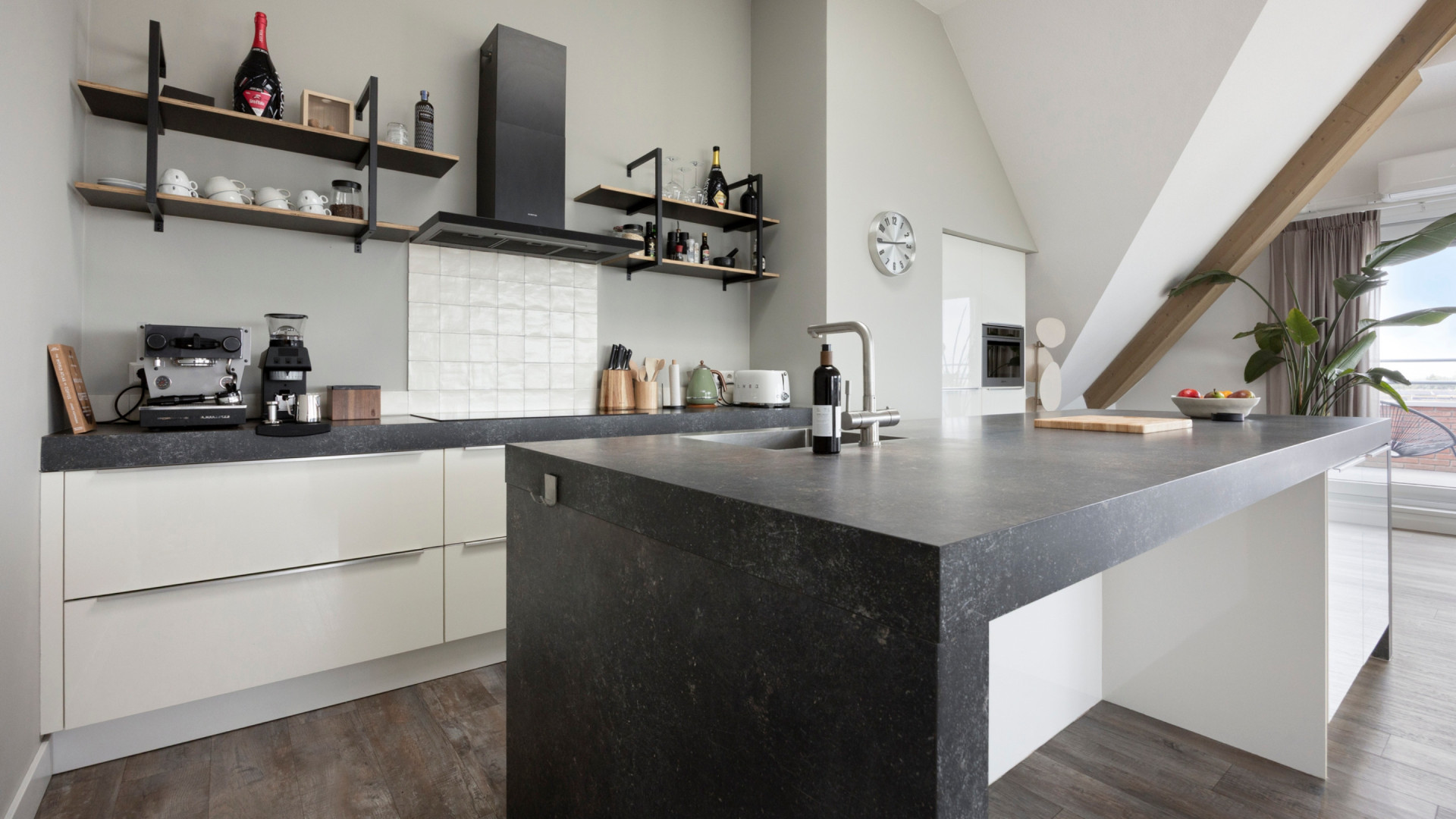 Topwielrenner Olav Kooij zet zijn prachtige penthouse te koop. Zie foto's 6