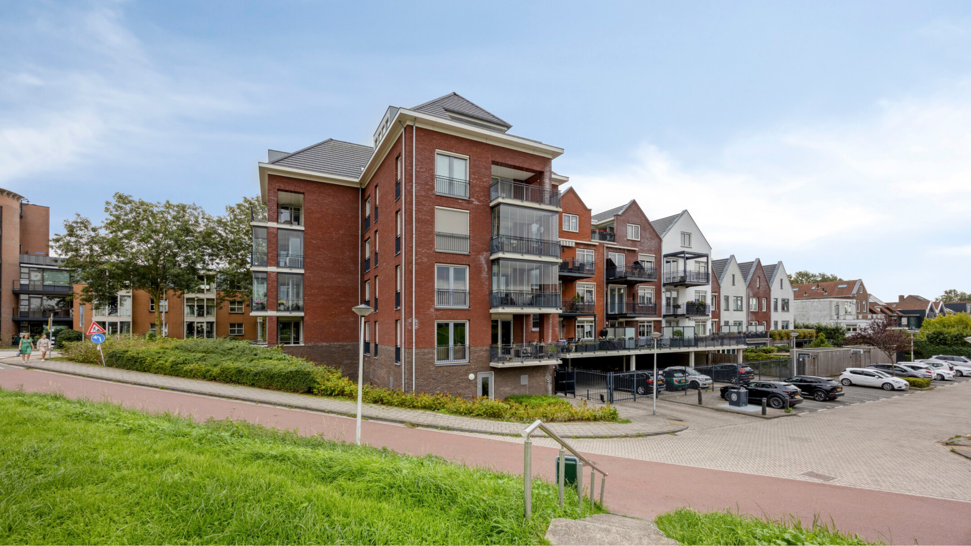 Topwielrenner Olav Kooij zet zijn prachtige penthouse te koop. Zie foto's 10