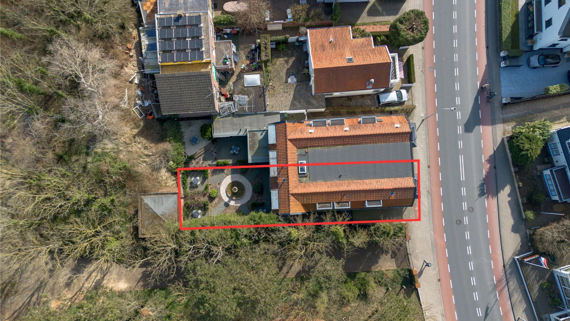 De Meilandjes zetten onder bizarre voorwaarden hun twee onder-1-kap woning te koop. Zie foto’s 11