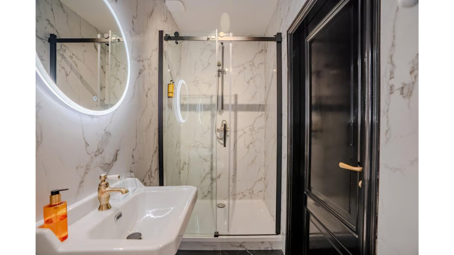 De Meilandjes zetten onder bizarre voorwaarden hun twee onder-1-kap woning te koop. Zie foto’s 9