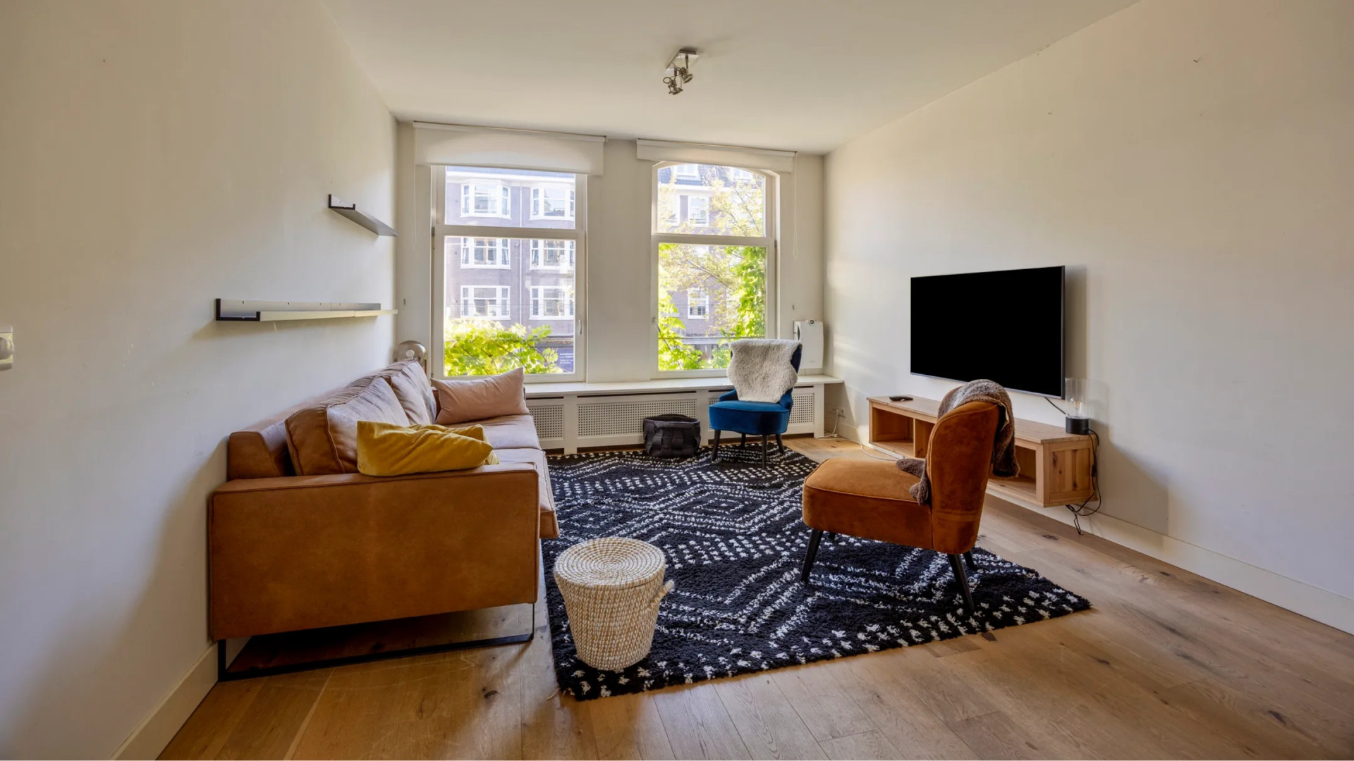 Radio-dj Wietze de Jager zet zijn gemeubileerde appartement te huur. Zie de inrichting 2