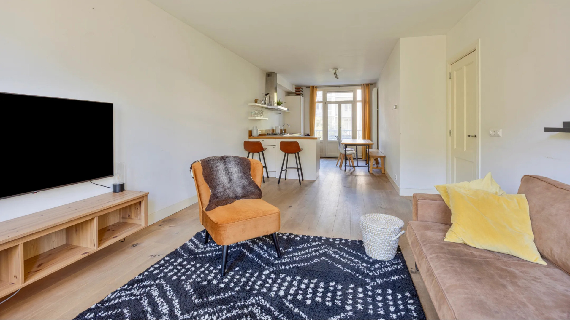 Radio-dj Wietze de Jager zet zijn gemeubileerde appartement te huur. Zie de inrichting 4