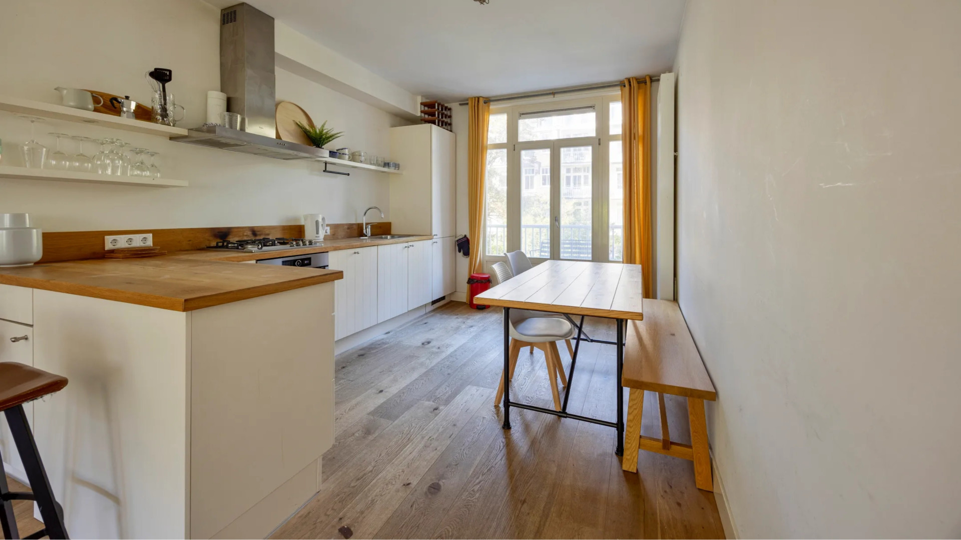 Radio-dj Wietze de Jager zet zijn gemeubileerde appartement te huur. Zie de inrichting 5