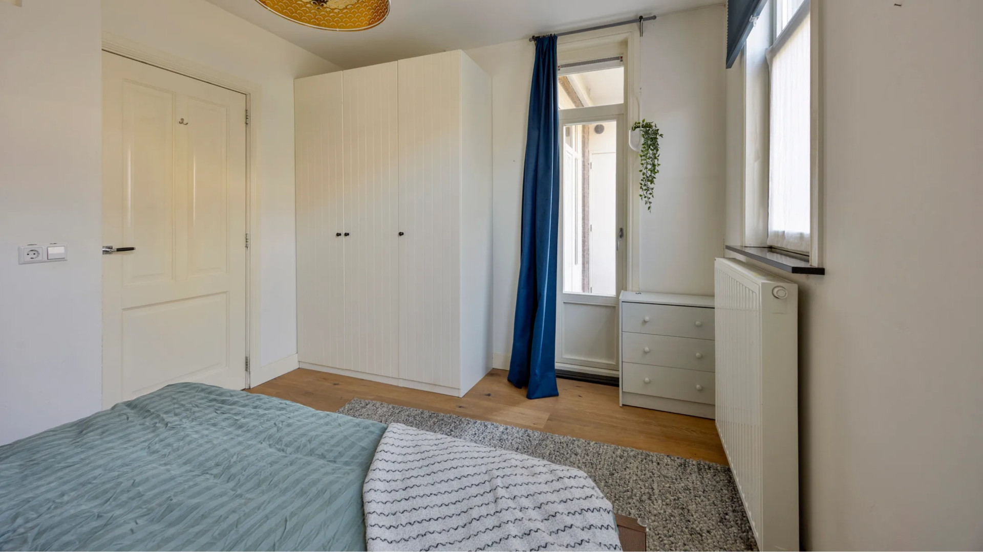 Radio-dj Wietze de Jager zet zijn gemeubileerde appartement te huur. Zie de inrichting 8