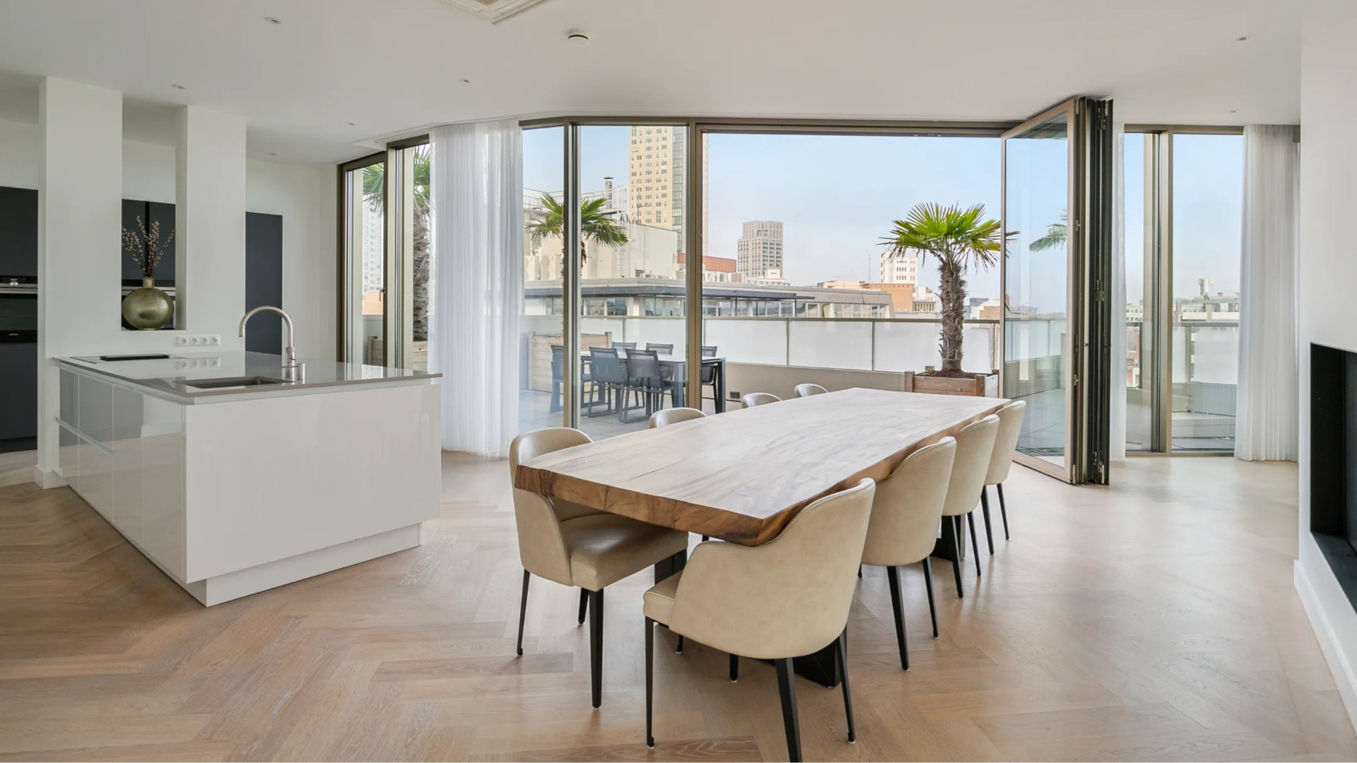 PSV-speler Sergiño Dest koopt dit exclusieve miljoenenpenthouse in Eindhoven. Zie foto’s 6