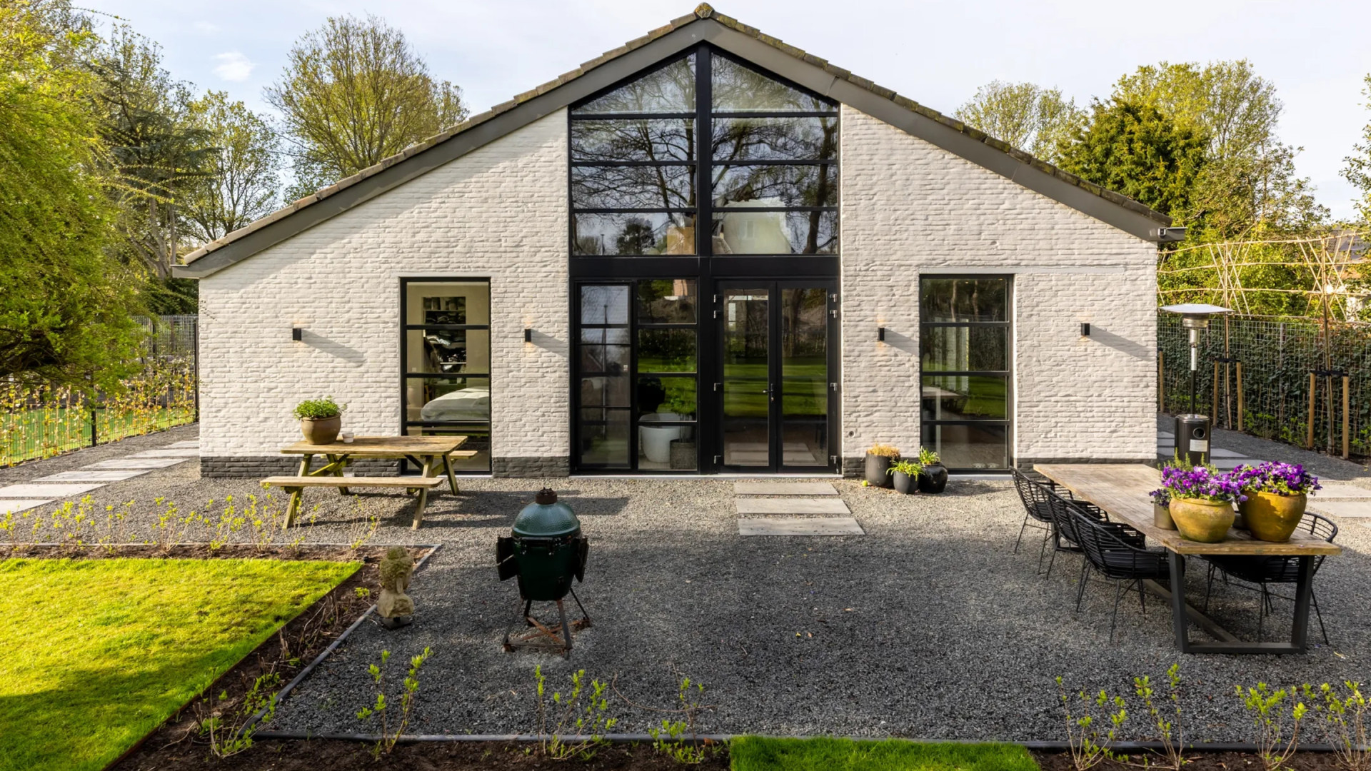 Voetballer Noa Lang koopt deze vrijstaande villa met eigen voetbalveld. Zie foto’s 11