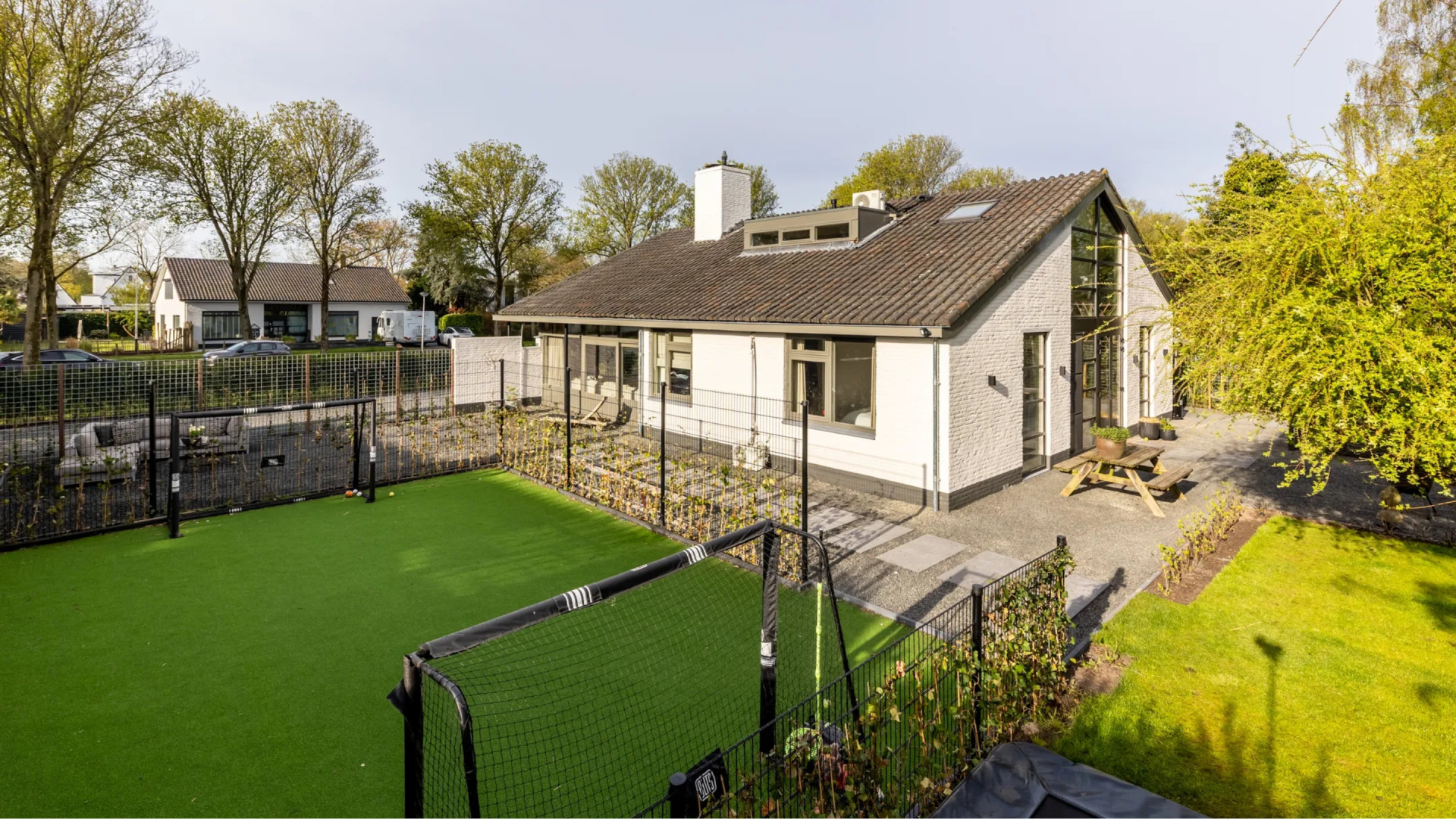 Voetballer Noa Lang koopt deze vrijstaande villa met eigen voetbalveld. Zie foto’s 10