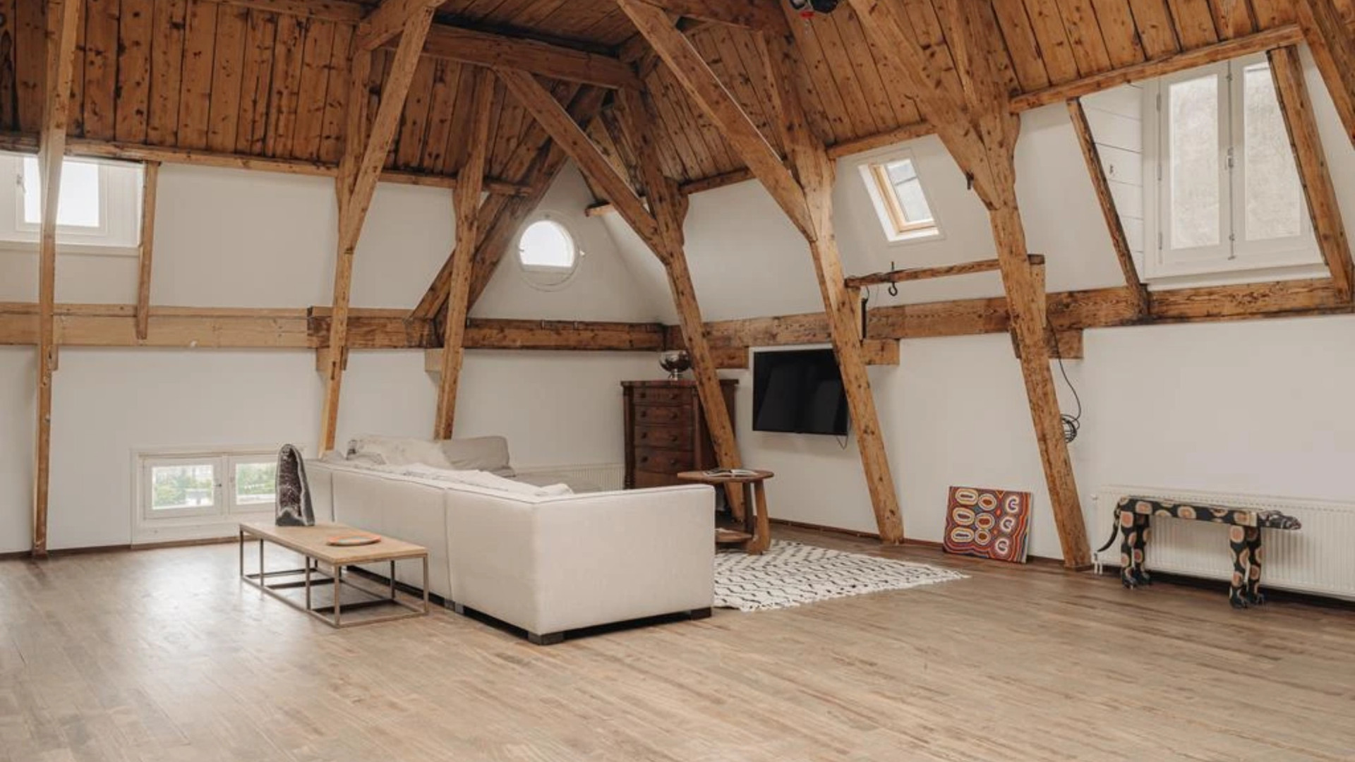 Dit is het zeer bijzondere loftappartement van voormalig profwielrenner Thomas Dekker. Zie foto’s 4