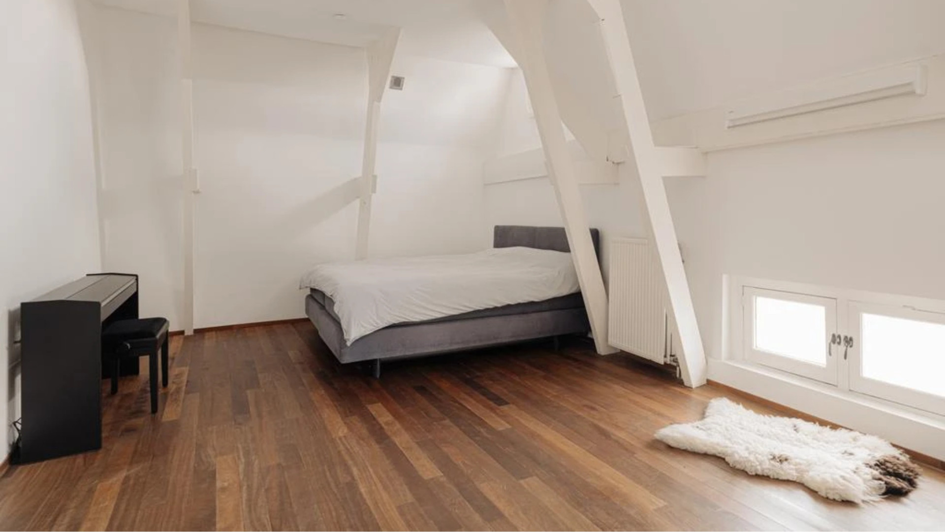 Dit is het zeer bijzondere loftappartement van voormalig profwielrenner Thomas Dekker. Zie foto’s 7