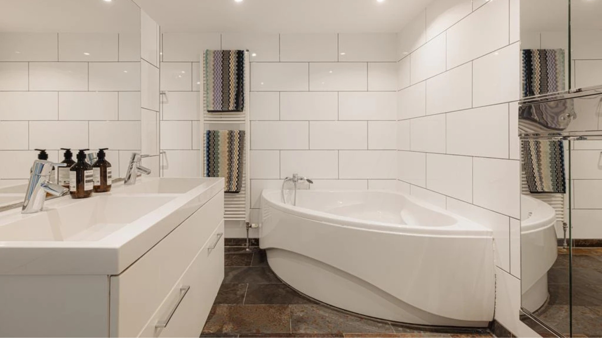 Dit is het zeer bijzondere loftappartement van voormalig profwielrenner Thomas Dekker. Zie foto’s 8