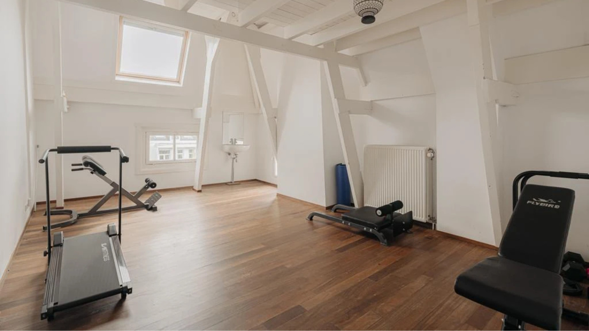 Dit is het zeer bijzondere loftappartement van voormalig profwielrenner Thomas Dekker. Zie foto’s 9