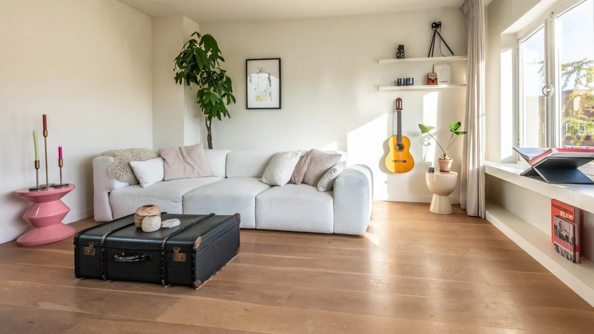 Actrice Anouk Maas zet haar knusse appartement in Amsterdam te koop. Zie foto’s 4