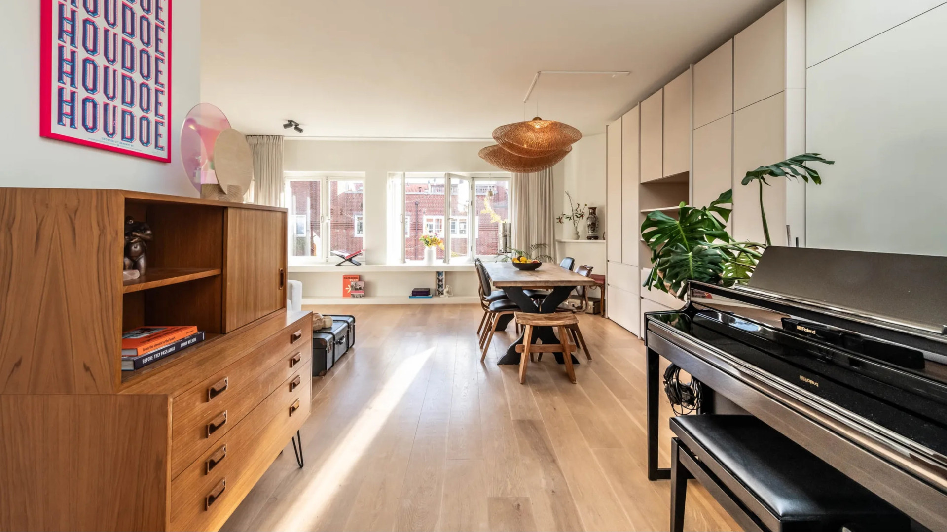Actrice Anouk Maas zet haar knusse appartement in Amsterdam te koop. Zie foto’s 5
