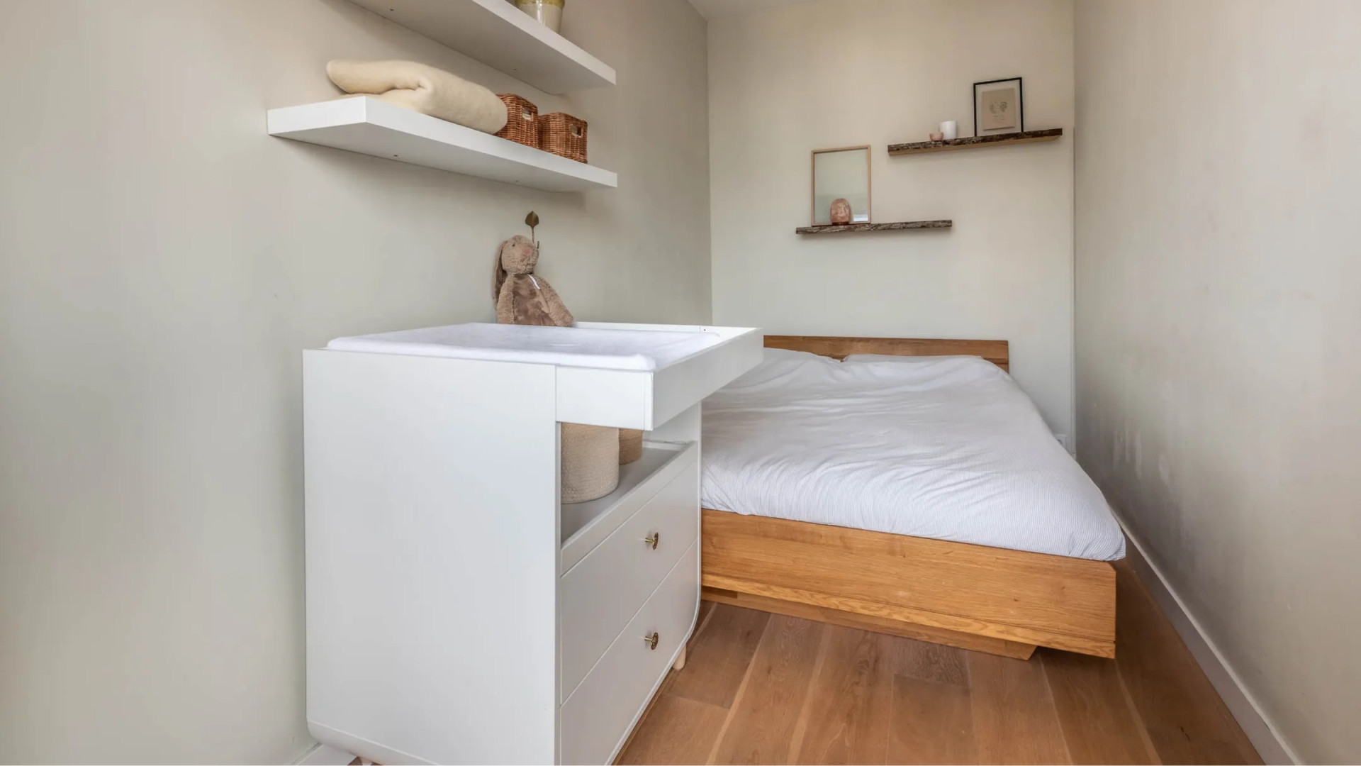 Actrice Anouk Maas zet haar knusse appartement in Amsterdam te koop. Zie foto’s 7