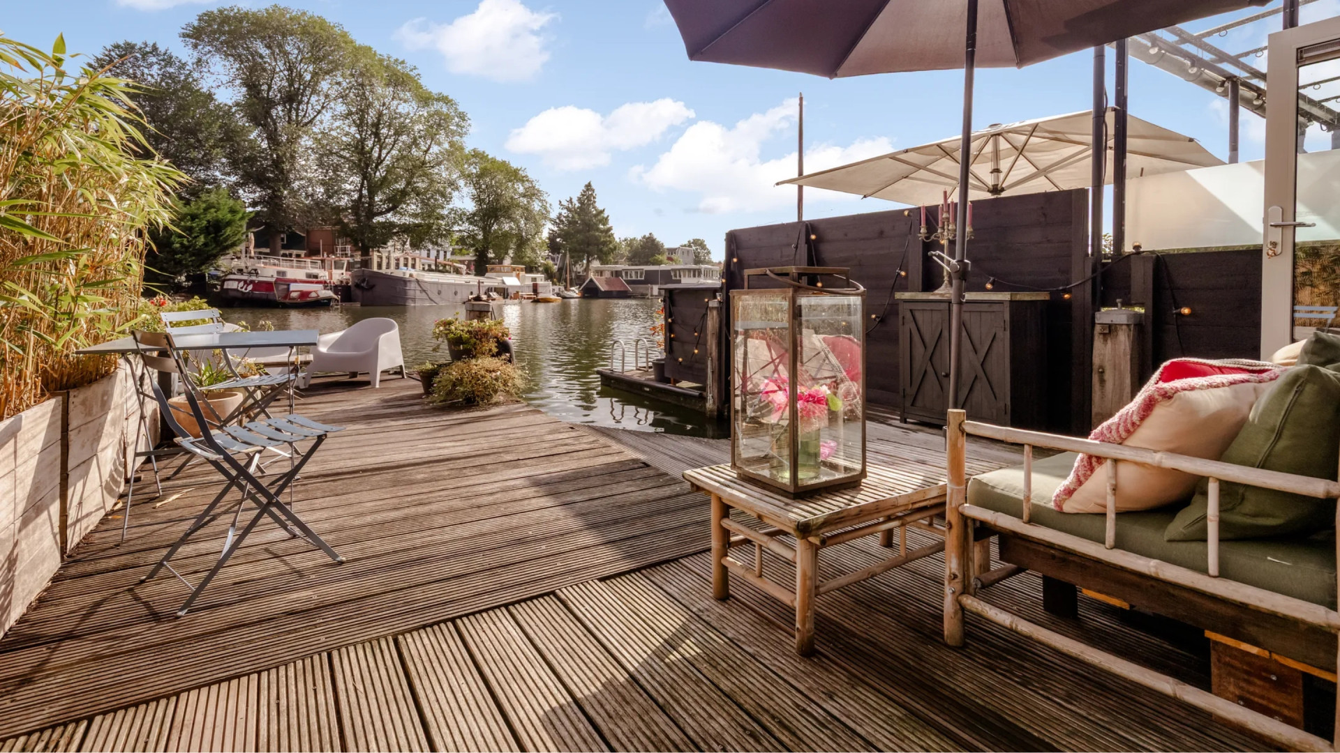 Jeroen Pauw koopt zeer bijzondere waterwoning met eigen steiger en ligplaats. Zie foto’s 11