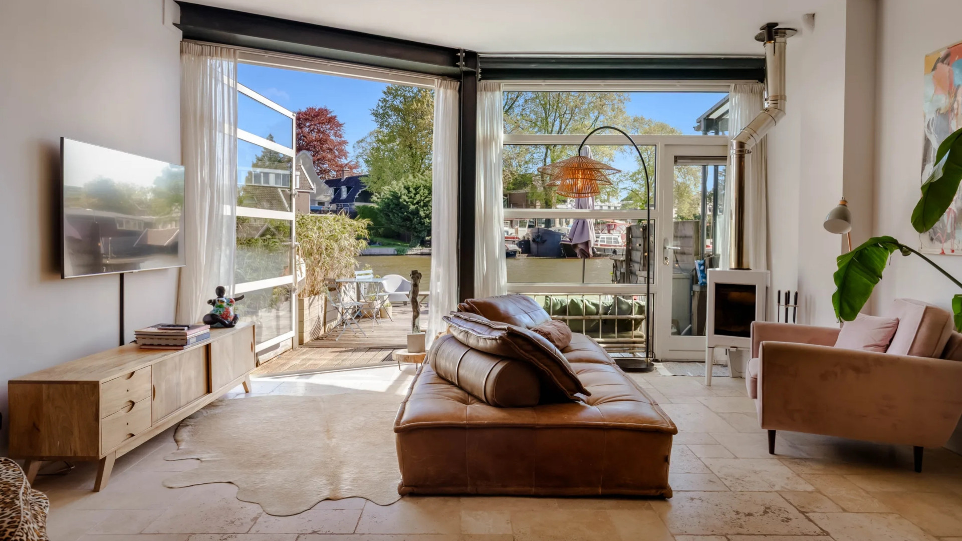 Jeroen Pauw koopt zeer bijzondere waterwoning met eigen steiger en ligplaats. Zie foto’s 2