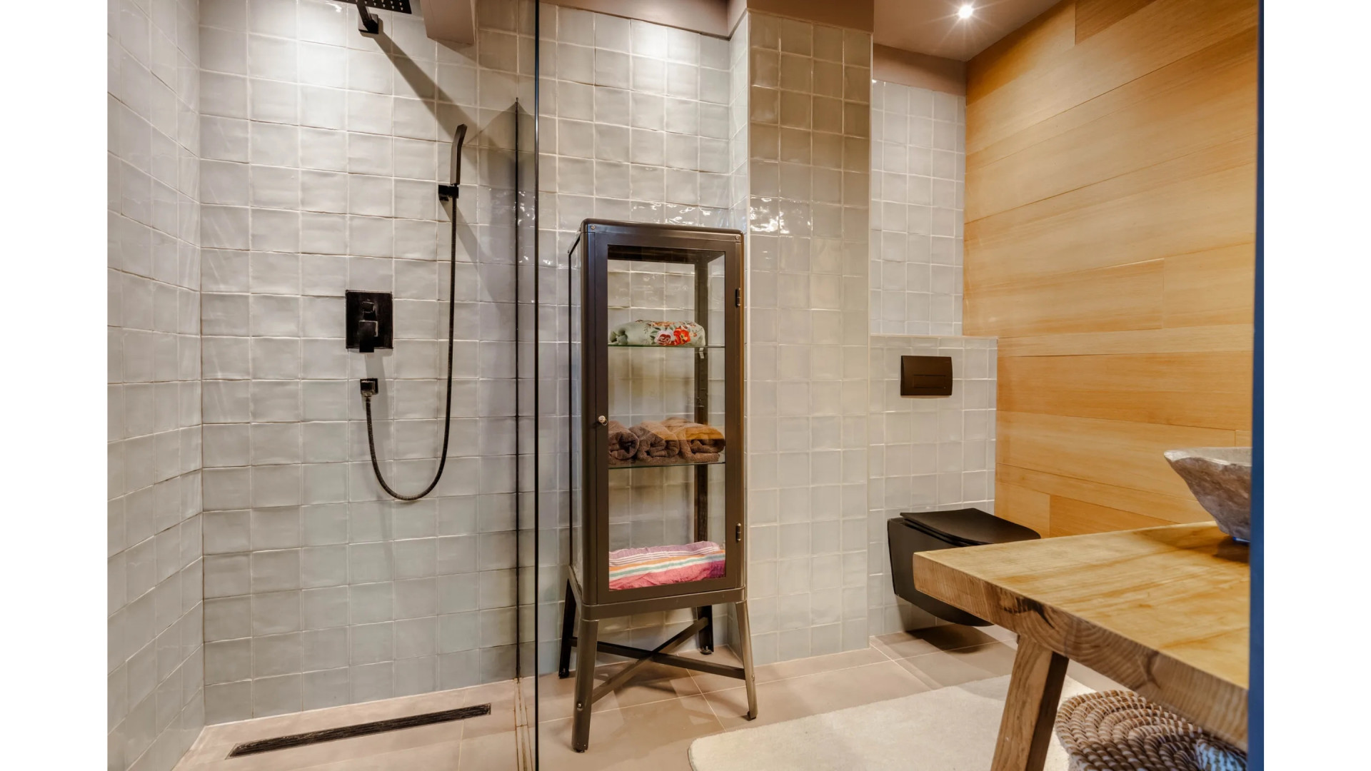 Jeroen Pauw koopt zeer bijzondere waterwoning met eigen steiger en ligplaats. Zie foto’s 9