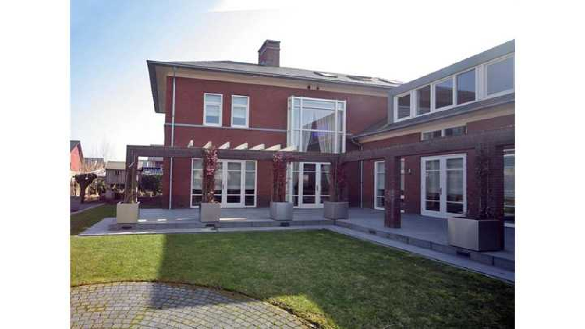Yolanthe en Wesley Sneijder verhuist naar deze villa in Vleuten. Zie foto's