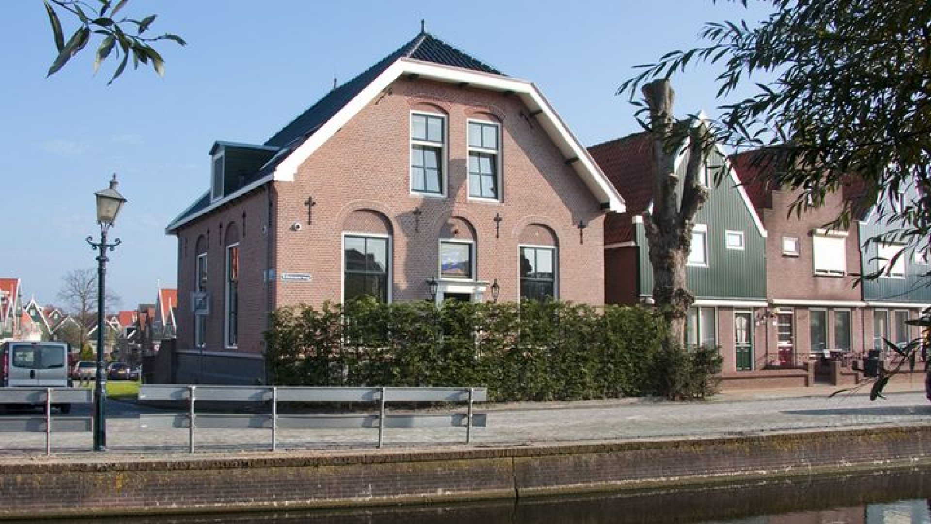 Nick Schilder zet zijn Volendamse villa te huur. Zie foto's 25