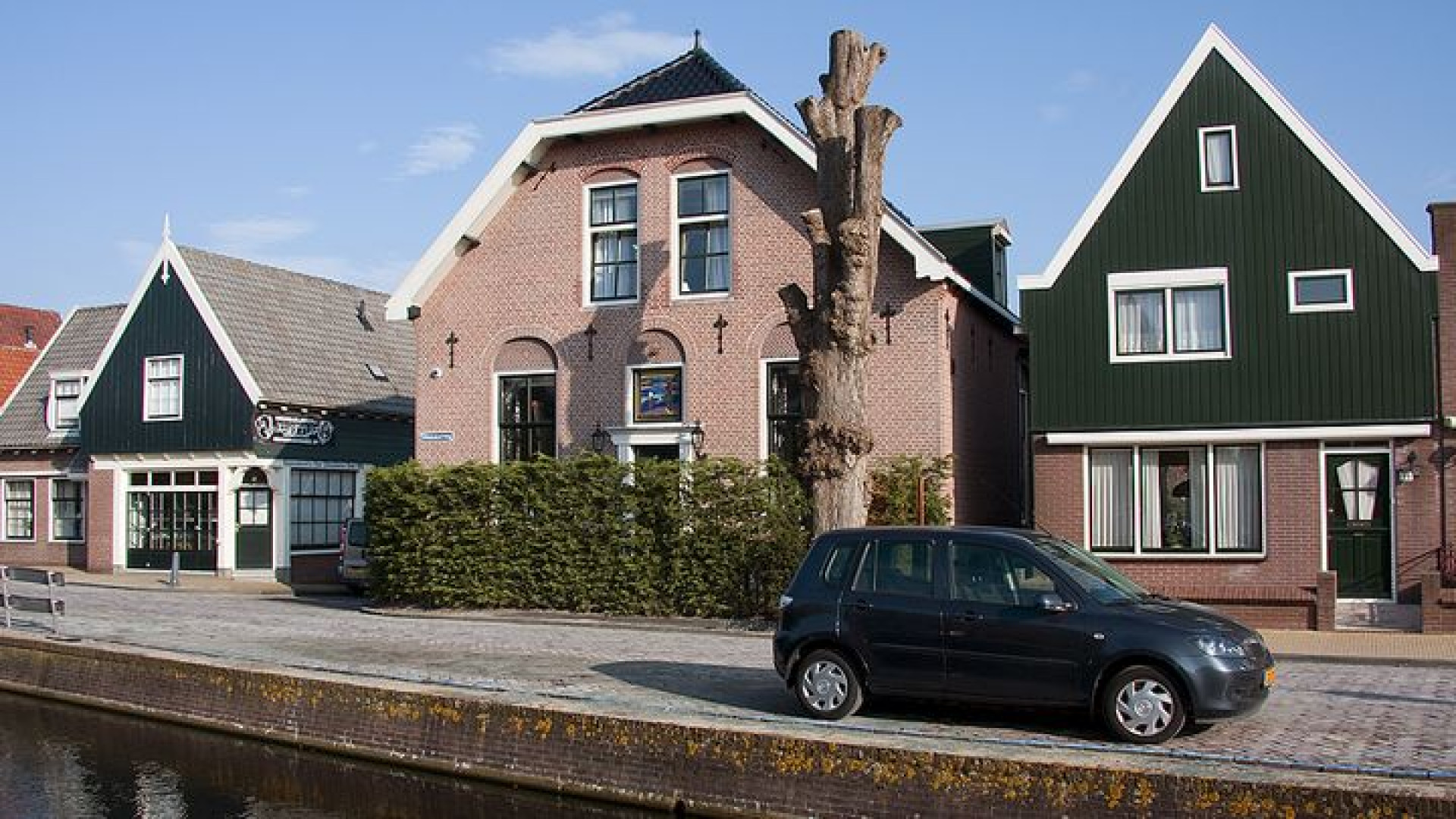 Nick Schilder zet zijn Volendamse villa te huur. Zie foto's 27