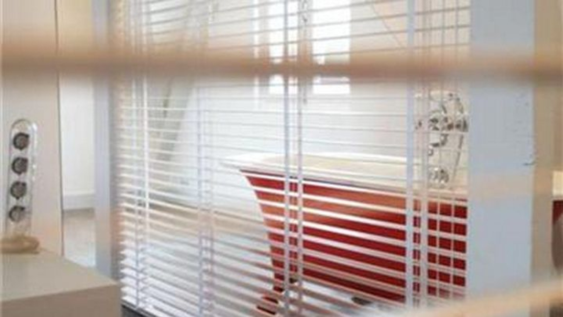 Jan des Bouvrie haalt zijn parelwitte design appartement van de markt. Zie foto's 14