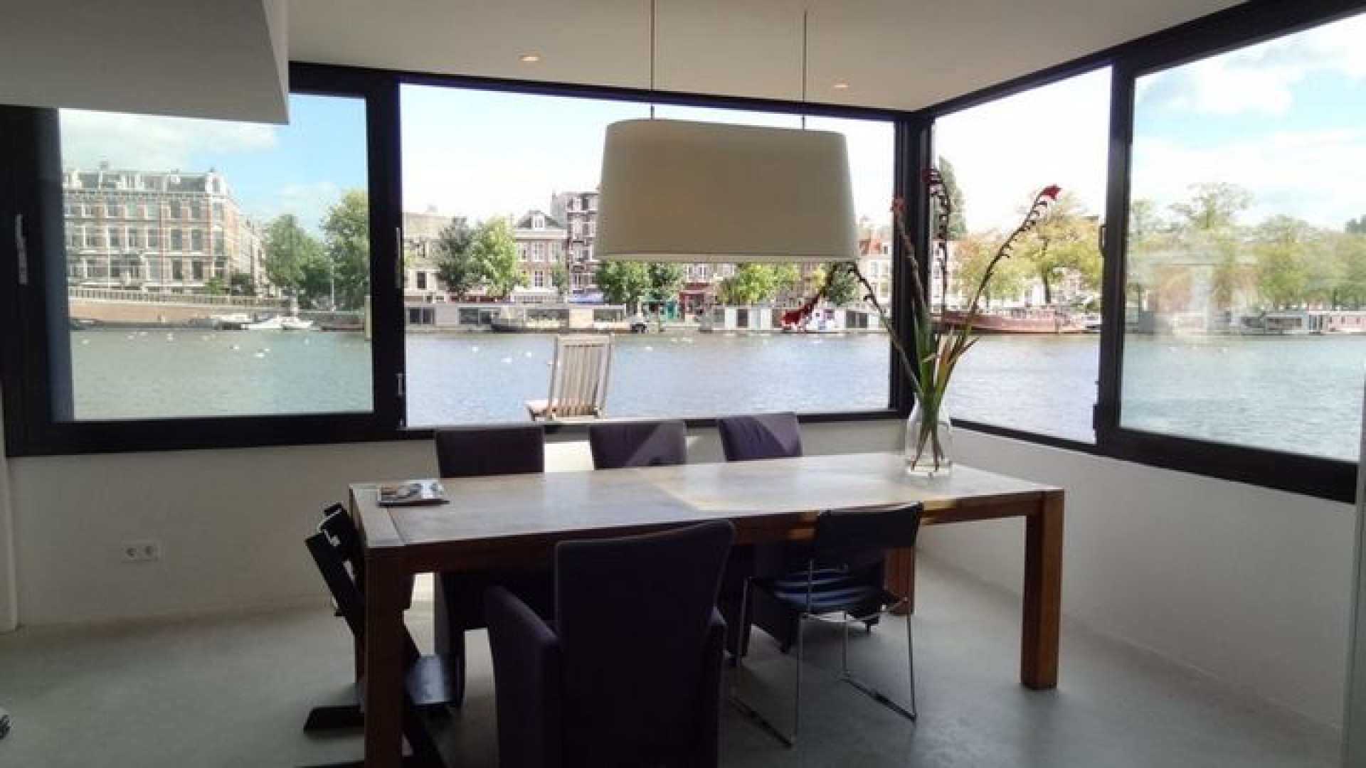 Kluun koopt waanzinnig luxe woonboot op de Amstel!