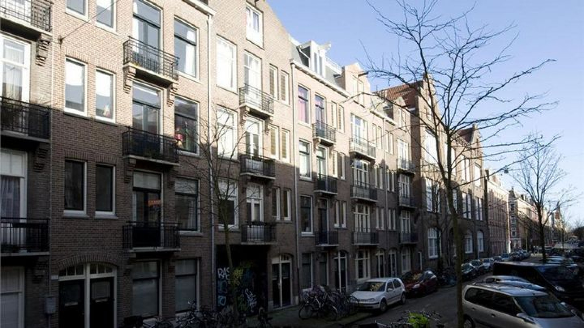 Peter van der Vorst zet zijn appartement in de Amsterdamse Pijp te koop! 1