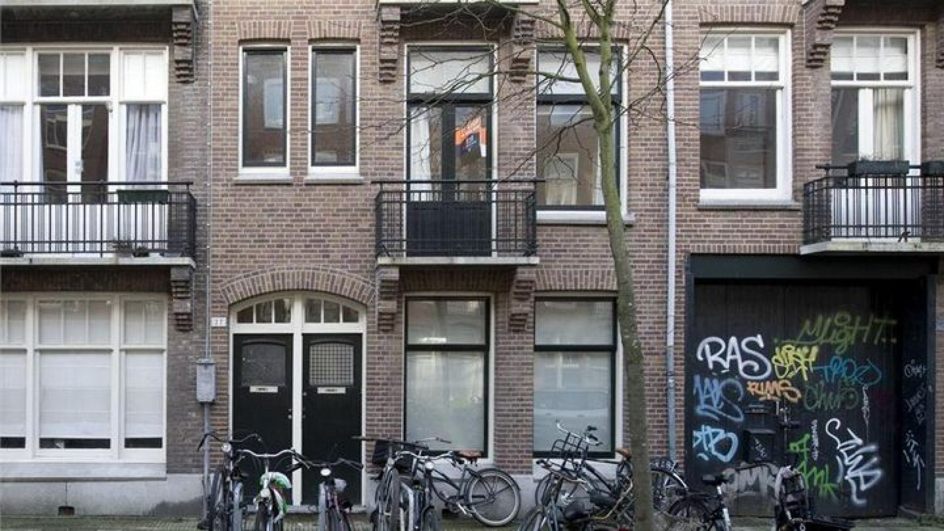 Peter van der Vorst zet zijn appartement in de Amsterdamse Pijp te koop! 17