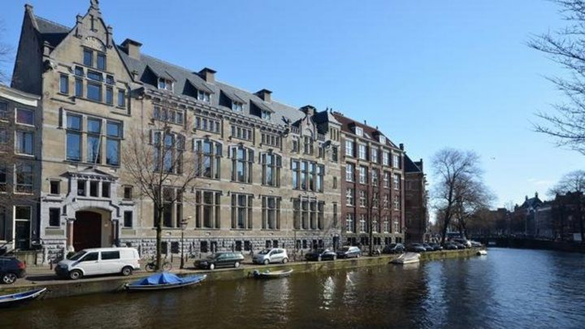Johnny de Mol zet na drie jaar zijn penthouse weer te koop. Zie foto's 1