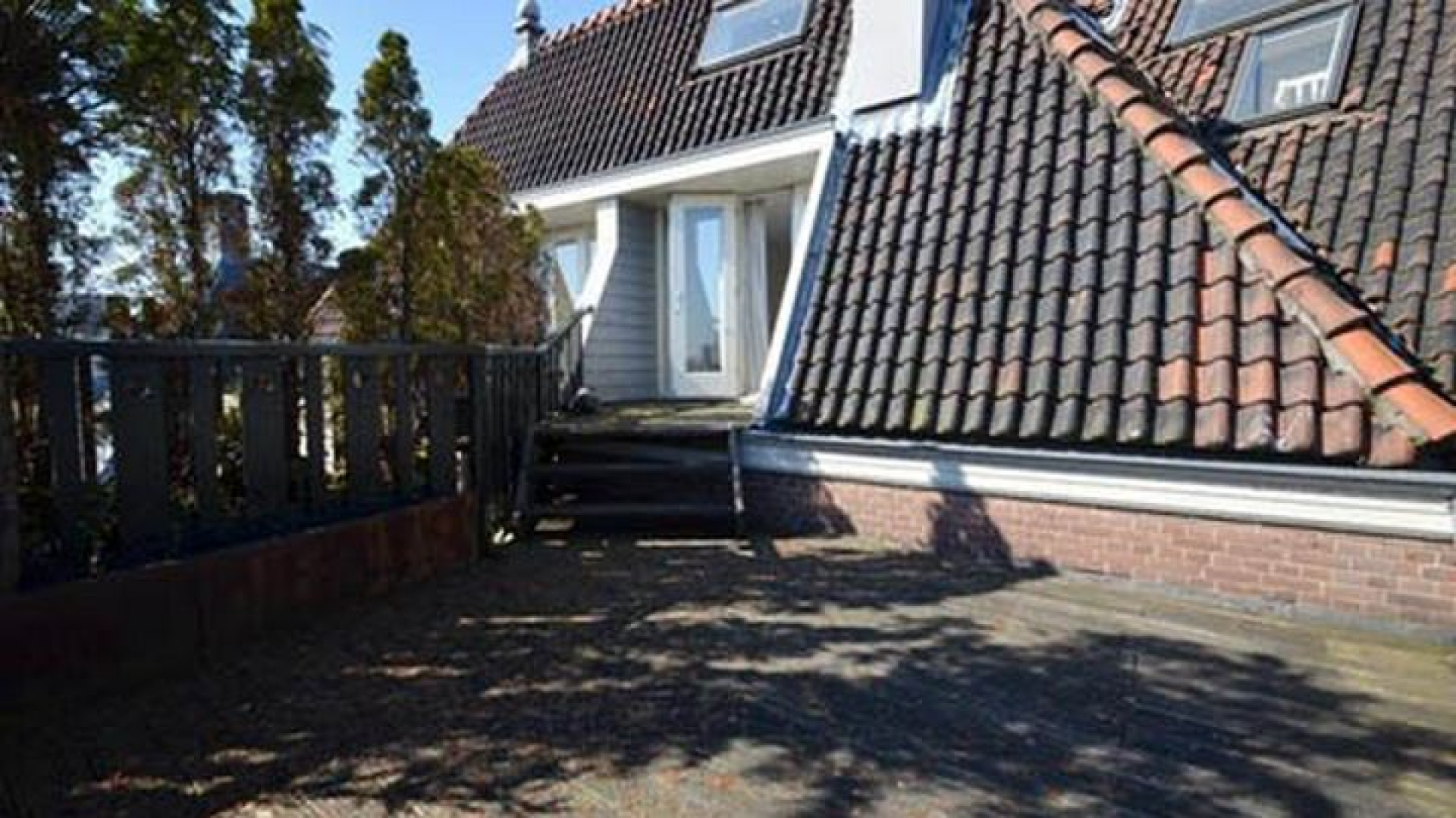 Dit appartement heeft Johnny de Mol aan zijn vader verkocht. Zie foto's 11