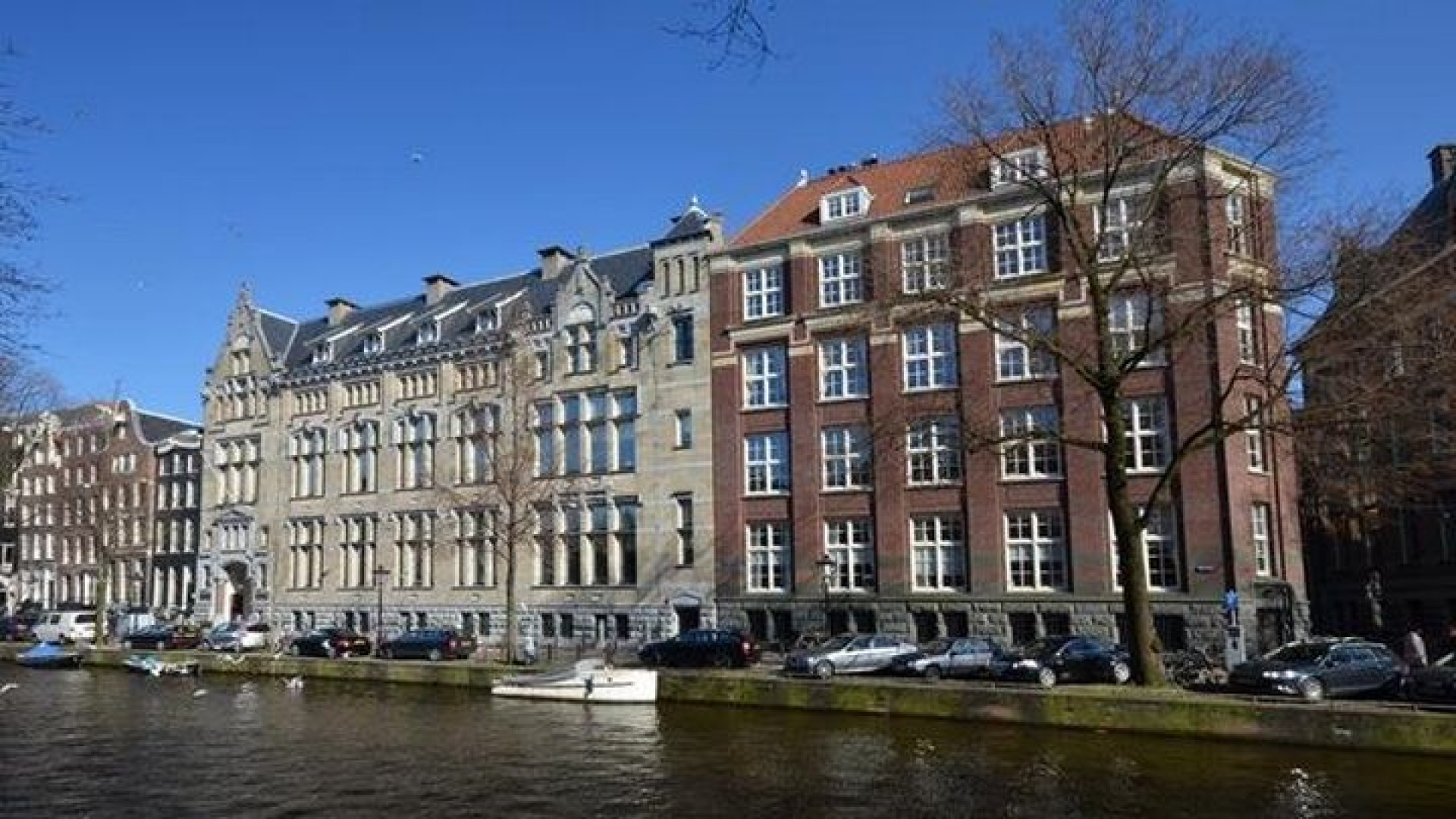 Johnny de Mol zet na drie jaar zijn penthouse weer te koop. Zie foto's 24