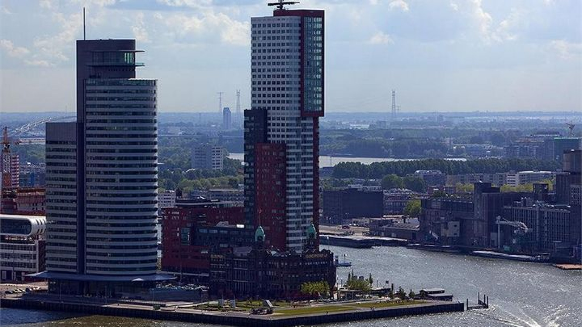 Nederlands Elftal speler Ron Vlaar zet zijn appartement aan de Maas te koop. Zie foto's