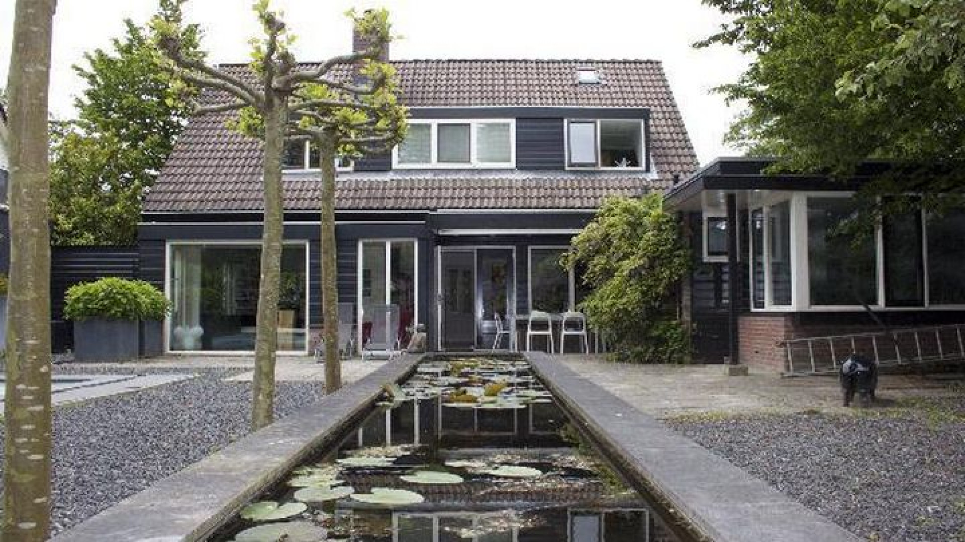 Cabaretier Arie Koomen zet voormalige villa Heleen van Royen te koop!