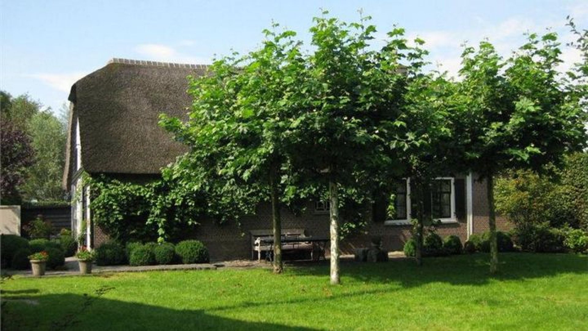 Ruth Jacott zet haar schitterende woonboerderij te huur. Zie foto's 25