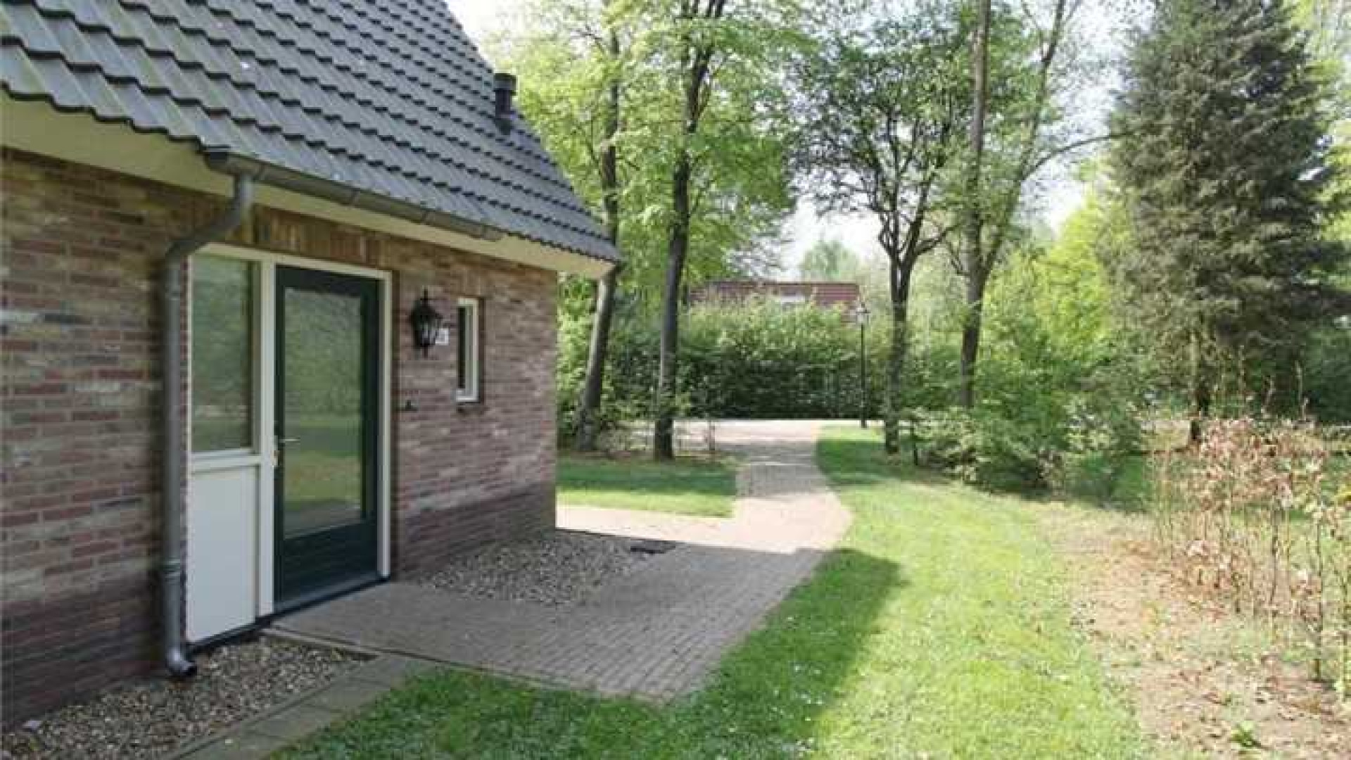 Andre van Duin zet zijn weekendhuis te koop. Zie foto's