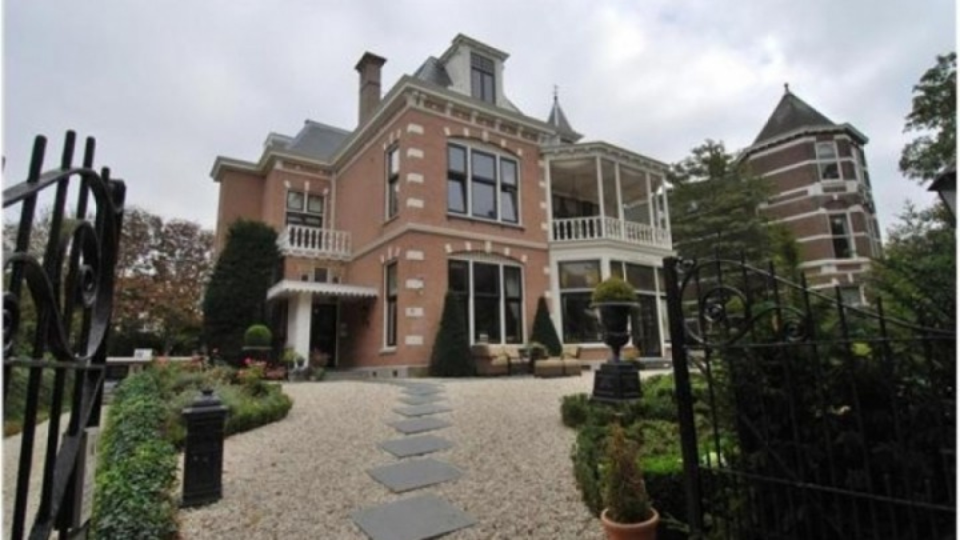 Topvoetbal trainer Martin Jol zet zijn Haagse miljoenenvilla te huur. Zie foto's