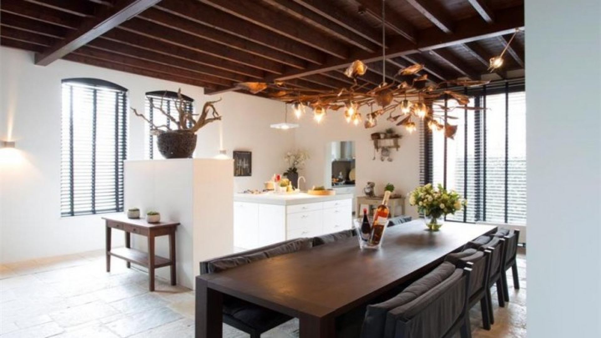 Tv kok Rudolph van Veen verkoopt zijn huis inclusief topkeuken. Zie foto's