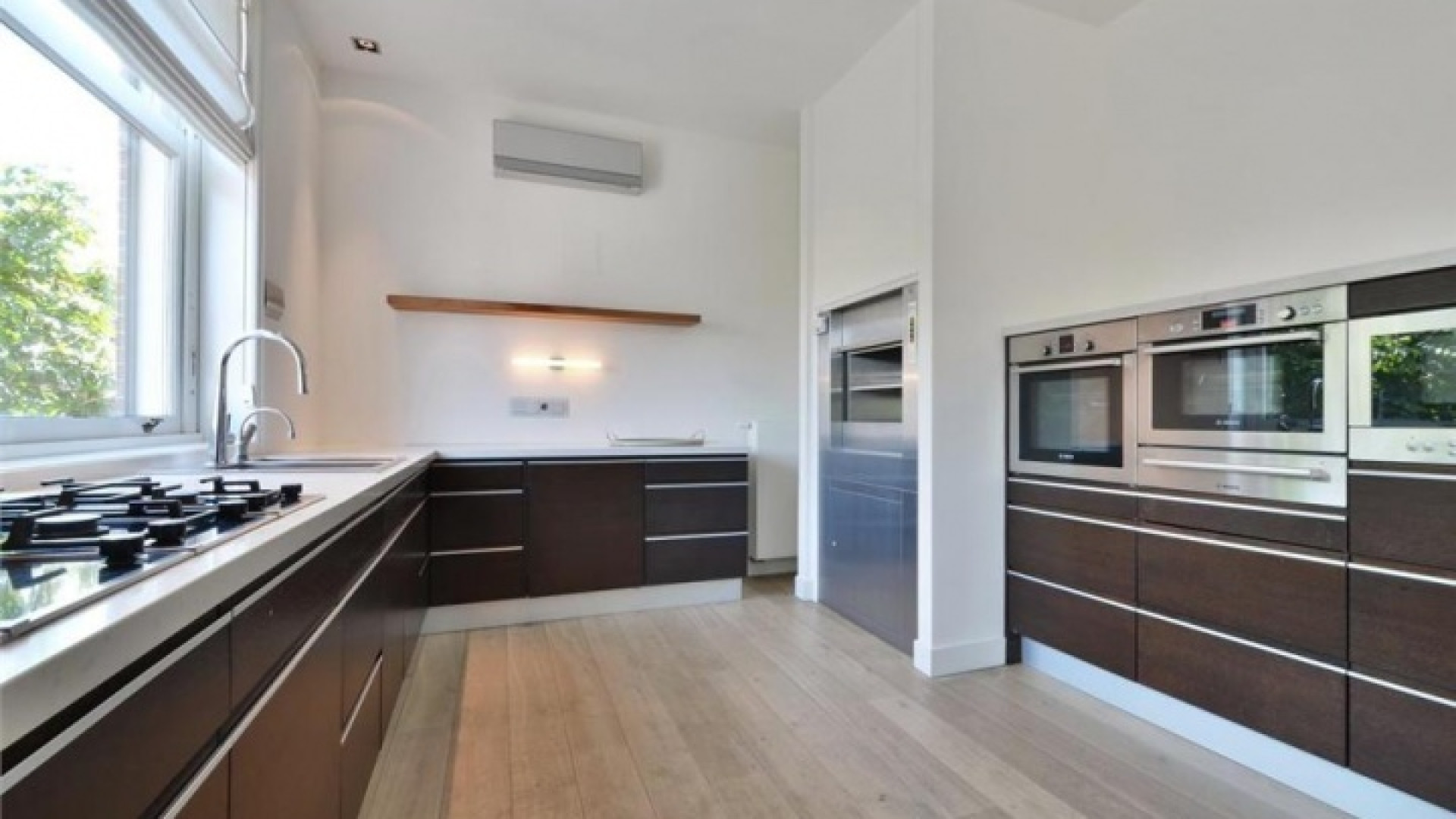 Frank Rijkaard vindt huurder voor dit zeer luxe appartement met jacuzzi op dakterras. Zie foto's 12