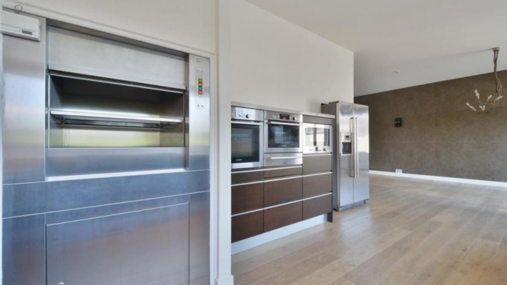 Frank Rijkaard vindt huurder voor dit zeer luxe appartement met jacuzzi op dakterras. Zie foto's