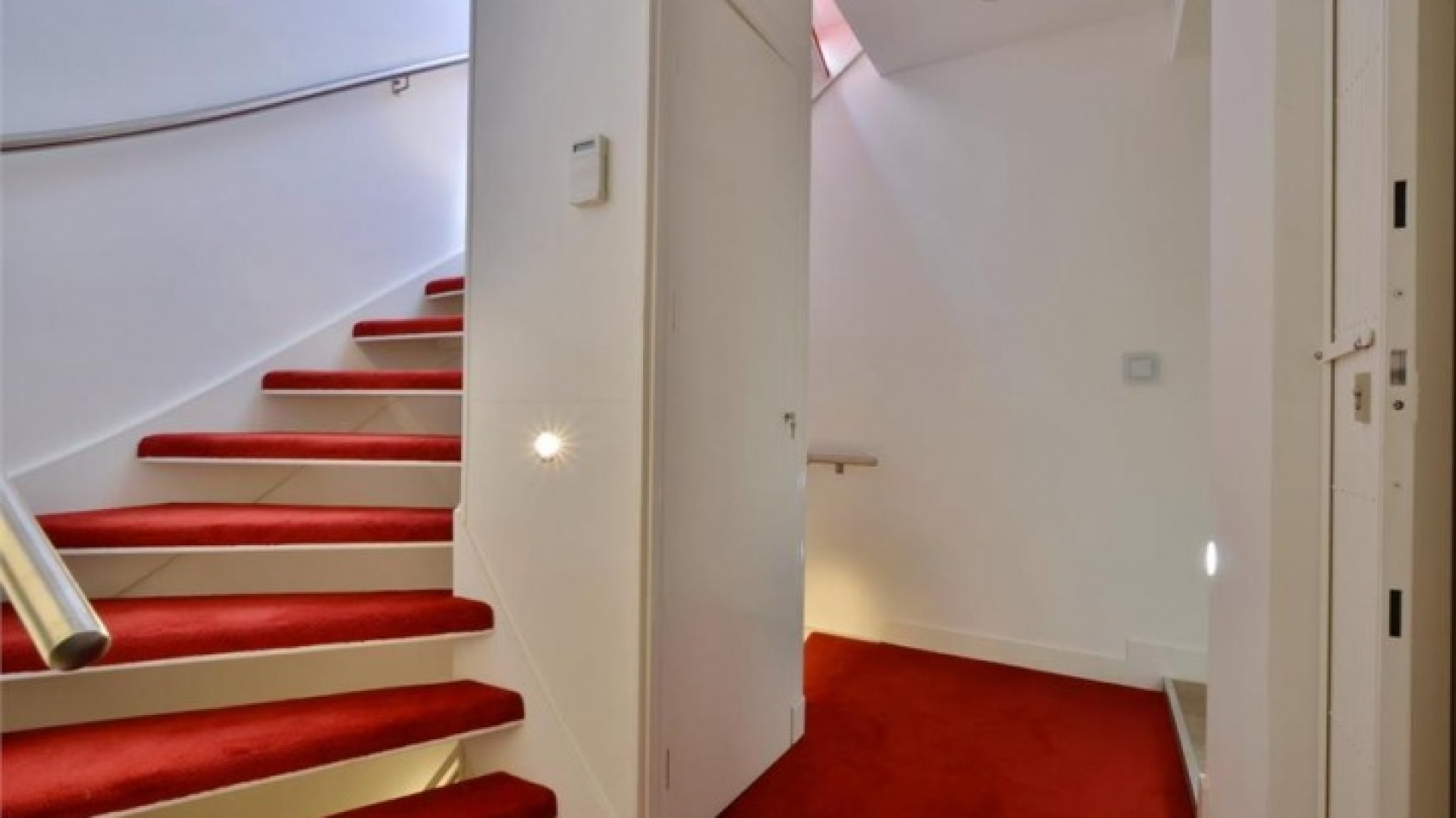 Frank Rijkaard vindt huurder voor dit zeer luxe appartement met jacuzzi op dakterras. Zie foto's 15