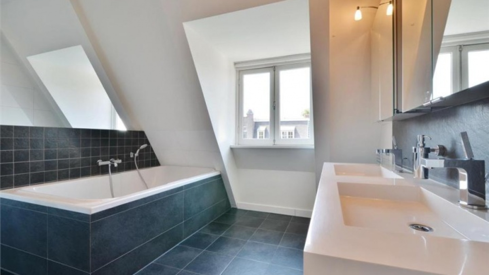 Frank Rijkaard vindt huurder voor dit zeer luxe appartement met jacuzzi op dakterras. Zie foto's 19